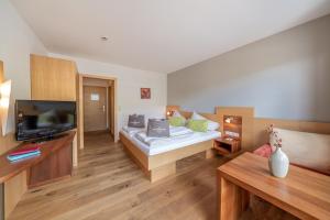 Postel nebo postele na pokoji v ubytování Hotel Salzburger Hof Leogang