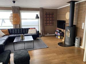 uma sala de estar com um sofá e um fogão em Hytte på fjellet em Håra