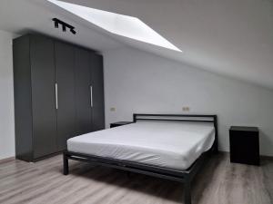 um quarto com uma cama e uma clarabóia em le coin douillet em Saint-Ghislain