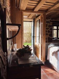 una habitación con una mesa con un tazón de flores. en Casa familia La Casa de Quintanilla 2, en Aguilar de Campóo