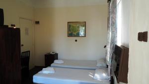 Tempat tidur dalam kamar di Miramare Hotel