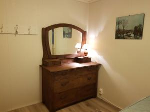 een spiegel bovenop een dressoir in een kamer bij Bergland apartment 15 - close to the center of Kragerø in Kragerø