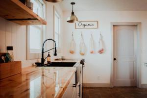 Een keuken of kitchenette bij The Shasta Cottage