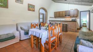 una cucina e un soggiorno con tavolo e sedie di Casa Rural Bellas Vistas Ildefonso La Puebla de Los Infantes by Ruralidays a La Puebla de los Infantes