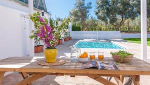 Bazén v ubytovaní Cortijo Vallehermoso Campillos by Ruralidays alebo v jeho blízkosti