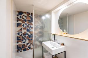 a bathroom with a sink and a mirror at Campanile La Rochelle Nord - Puilboreau Chagnolet in Puilboreau