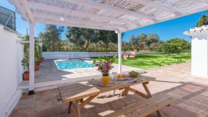 Bazén v ubytovaní Cortijo Vallehermoso Campillos by Ruralidays alebo v jeho blízkosti