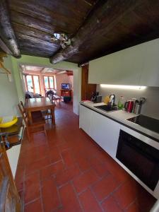 eine Küche mit einer Spüle und einer Arbeitsplatte in der Unterkunft Casa Tita in Intragna