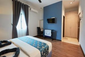 D' Qamar Guesthouse في كُوانتان: غرفة نوم بسرير وجدار ازرق