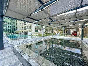 Bazén v ubytování Lush Studio at The Cosmopolitan Business Bay by Deluxe Holiday Homes nebo v jeho okolí