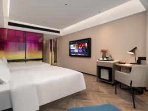 TV a/nebo společenská místnost v ubytování Echarm PLUS International Hotel Zhujiang New Town Wuyangcun Metro Station Branch- Free Deliver Service to Canton Fair Complex During Canton Fair Period