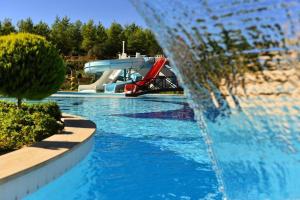 Bazén v ubytování 6 Person, Villa with Shared Pool - AWZ 257 (1) nebo v jeho okolí