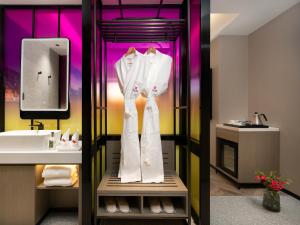 Koupelna v ubytování Echarm PLUS International Hotel Zhujiang New Town Wuyangcun Metro Station Branch- Free Deliver Service to Canton Fair Complex During Canton Fair Period
