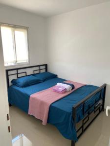 una camera con letto e lenzuola blu e rosa di Chic apartments next to the sea a Qiryat Yam
