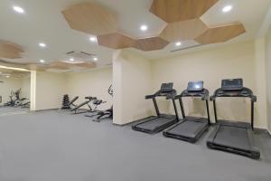 una palestra con macchinari per il cardio-fitness in una stanza di Air Başakşehir Residence by NewInn a Basaksehir