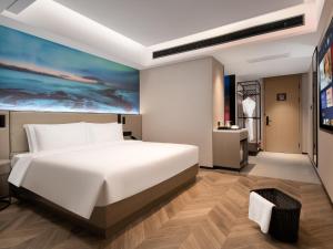 ECHERM Hotel Guangzhou Zhujiang New City Wuyangcun Metro Station tesisinde bir odada yatak veya yataklar