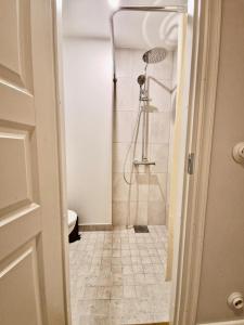 La salle de bains est pourvue d'une douche et de toilettes. dans l'établissement Võru apartment 4, free parking, à Tartu