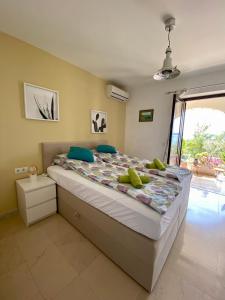 1 dormitorio con 1 cama grande con almohadas azules en Villa Marijam, en Hvar