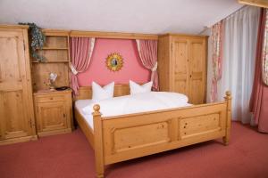 A bed or beds in a room at Landhaus Achental