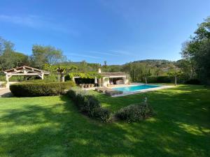 un patio con piscina y una casa en Villa Milefleure en Grimaud