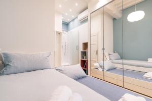 ein Schlafzimmer mit einem Spiegel und einem Bett in der Unterkunft CasadiMaru in Pietrasanta