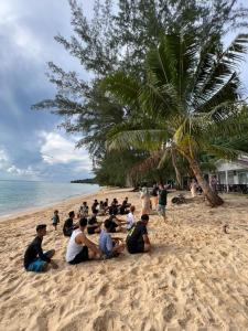 een groep mensen op het strand bij Dumba Bay Tioman in Tioman Island