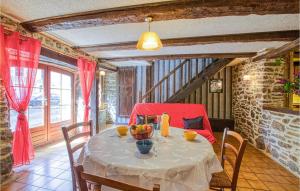 聖謝利多布拉克的住宿－2 Bedroom Lovely Apartment In Saint-chely-daubrac，一间带红色桌布的餐桌的用餐室