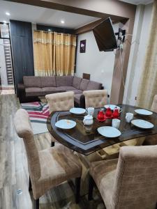 een woonkamer met een tafel en stoelen en een bank bij Departamentos Amoblados Tacna Heroica in Tacna