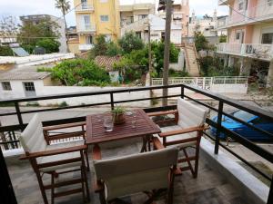 En balkon eller terrasse på Sunny family apartment in Chania close to the sea