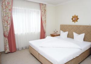 A bed or beds in a room at Landhaus Achental