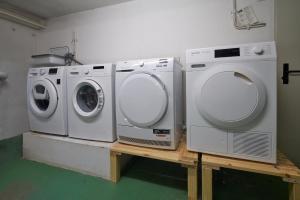 three washing machines sitting on a table in a room at K 357 - Personal, Monteurzimmervermittlung und Vermietung Hamburg in Hamburg