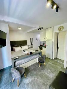 una camera con un letto, due sedie e una scrivania di Mini Suite Home a Alexandroupoli