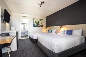Pokój hotelowy z 2 łóżkami i umywalką w obiekcie The Mulgrave Motel w mieście Mulgrave