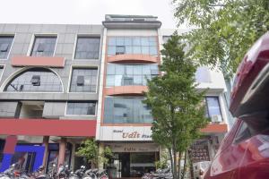 un edificio alto con motos estacionadas frente a él en Collection O Udit Plaza, en Bhopal
