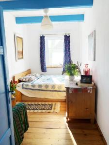 een slaapkamer met 2 bedden en een raam bij Magiczne Podlasie 