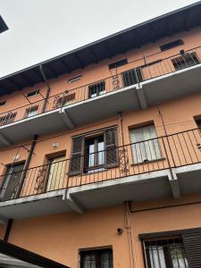 un edificio de apartamentos con balcones en un lateral en Camera con bagno Mirjana, en Cislago
