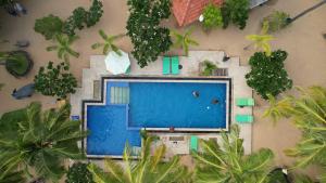una vista aérea de una piscina con palmeras en Horizon KiteSurfing Beach Resort en Kalpitiya