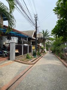 uma rua vazia em frente a um edifício em Aurora Backpackers Hostel em Luang Prabang