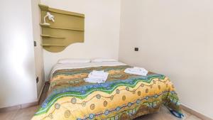 een bed in een kamer met twee handdoeken erop bij La Pineta in Albenga