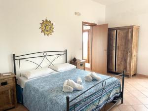 una camera da letto con un letto con due paia di scarpe sopra di Masseria Vico a Villaggio Resta