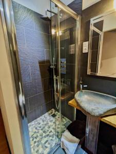 y baño con ducha y lavamanos. en Auberge U Mulinu en Casalabriva