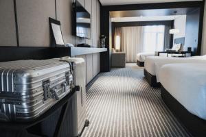 西安的住宿－西安東舍酒店，酒店客房带两张床和行李箱