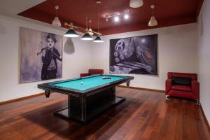 ザコパネにあるTATRAHOLIDAY - Apartament Kieżmarski Szczyt - SPAのビリヤード台と椅子2脚が備わる客室です。