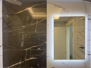 ナクソス・コラにあるNaxian Downtown Residenceのバスルーム横の鏡