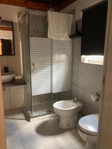 een badkamer met een douche, een toilet en een wastafel bij L’Ulivo in Formia