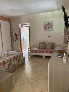 een woonkamer met 2 bedden en een bank bij L’Ulivo in Formia