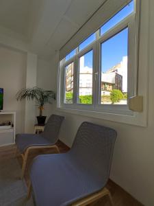 2 sillas en una habitación con ventana en Apartamento Vila Morena, en Malpica de Bergantiños