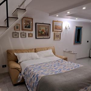 una camera con letto e quadri appesi al muro di Centro storico S Chiara House a Napoli