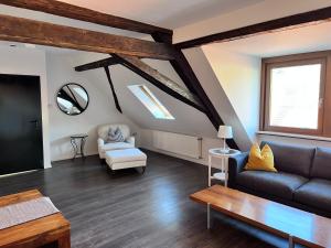 ein Wohnzimmer mit einem Sofa und einem Tisch in der Unterkunft Hotel Restaurant Goldenes Ross in Göllheim