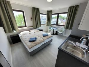 een slaapkamer met een bed en een wastafel bij Guesthouse WI rooms in Jülich